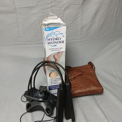 APPROXIMATELY 8 ASSORTED ITEMS TO INCLUDE INTERWOVEN FIBRE SHOWER MAT, HANDBAG, DESK LIGHT, ETC