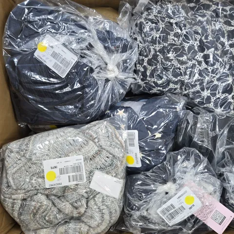 APPROXIMATELY 20 ASSORTED WOMENS CLOTHING ITEMS IN VARIOUS STYLES, SIZES & COLOURS