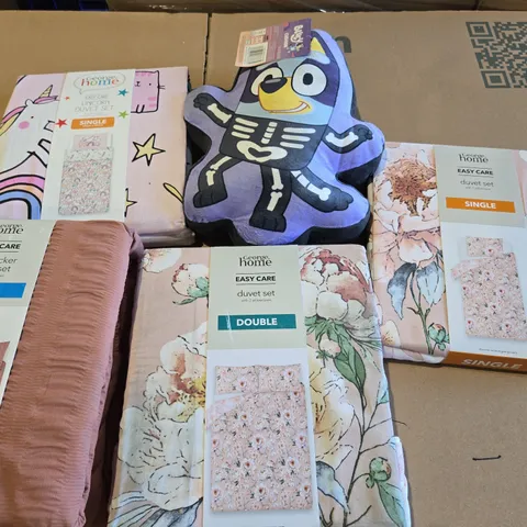 BOX OF APPROXIMATELY 14 ASSORTED BEDDING AND SOFT FURNISHING  ITEMS TO INCLUDE -  SEERSUCKER DUVET SET KING , DUVET SET SINGLE , DUVET SET DOUBLE ETC