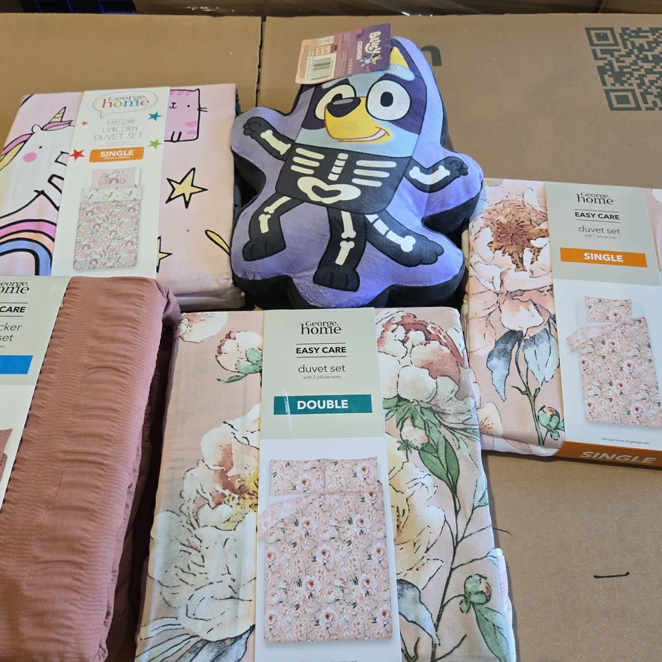 BOX OF APPROXIMATELY 14 ASSORTED BEDDING AND SOFT FURNISHING  ITEMS TO INCLUDE -  SEERSUCKER DUVET SET KING , DUVET SET SINGLE , DUVET SET DOUBLE ETC