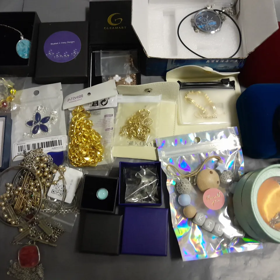 LOT OF ASSORTED JEWELLERY AND WATCH ITEMS TO INCLUDE RINGS, BRACELETS AND NECKLACES