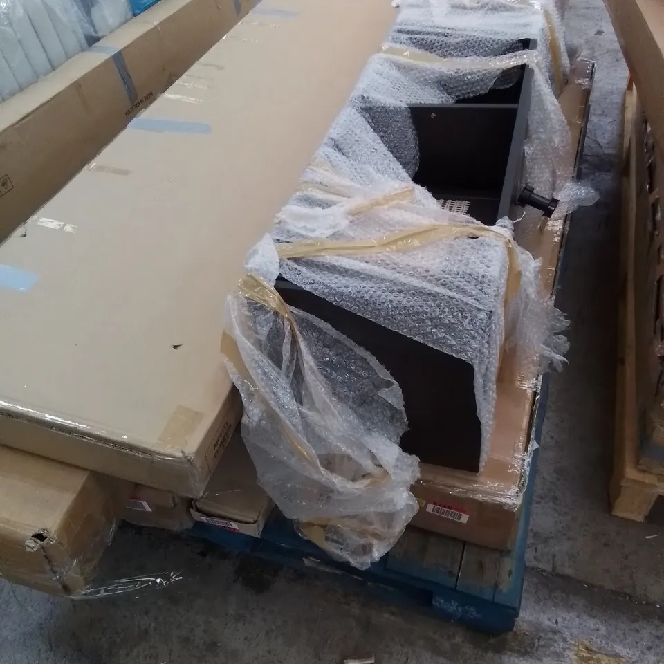 PALLET TO CONTAIN AN ASSORTMENT OF DESIGNER FURNITURE PARTS. 