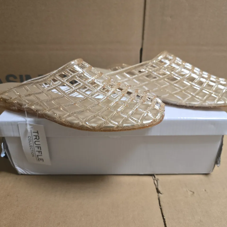 BOXED PAIR OF TRUFFLE COLLECTION DIYA WOMEN'S JELLY MULE SANDALS IN PEACH GLITTER SIZE 8