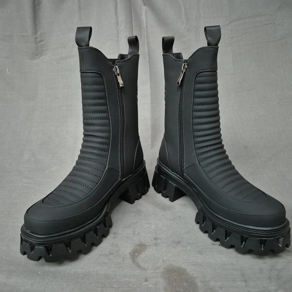 BOXED PAIR OF KOI VADER PADDED CROFT BOOTS IN BLACK UK SIZE 3