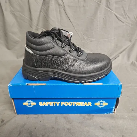 BOXED PAIR OF PROMAN DUAL DENSITY CHUKKA BUFFALO LEATHER BOOTS IN BLACK SIZE UK 3