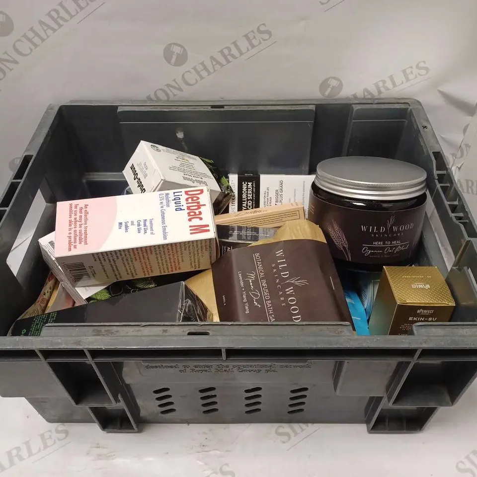 LOT OF APPROXIMATELY 40 COSMETICS ITEMS TO INCLUDE GRWO TRULY BEARD OIL, THE 1NKEY LIST HYALURONIC ACID SERUM, BPERFECT EKIN-SU SKIN PERFECTOR, ETC