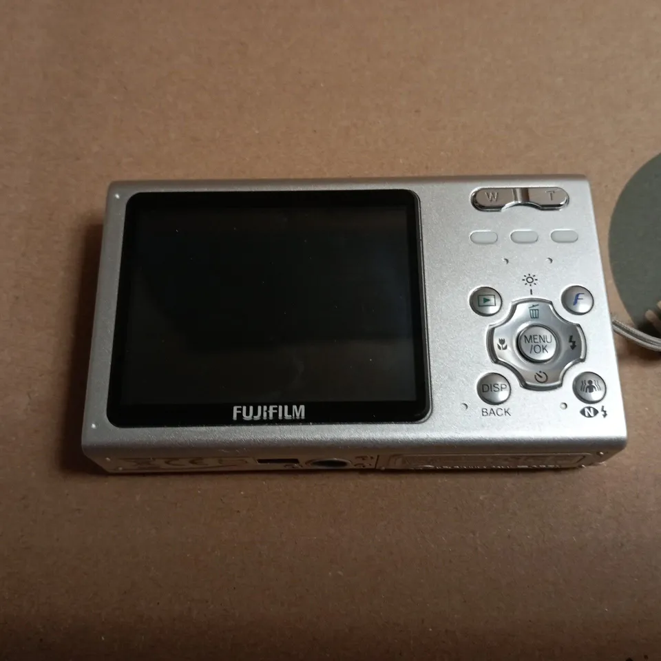 FUJIFILM FINEPIX Z5 DIGITAL CAMERA – SILVER