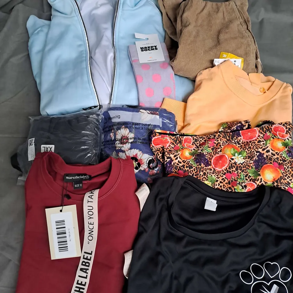 BOX OF APPROXIMATELY 25 ASSORTED CLOTHING ITEMS TO INCLUDE - TRACKSUIT, SWIMSUIT, TROUSERS ETC 
