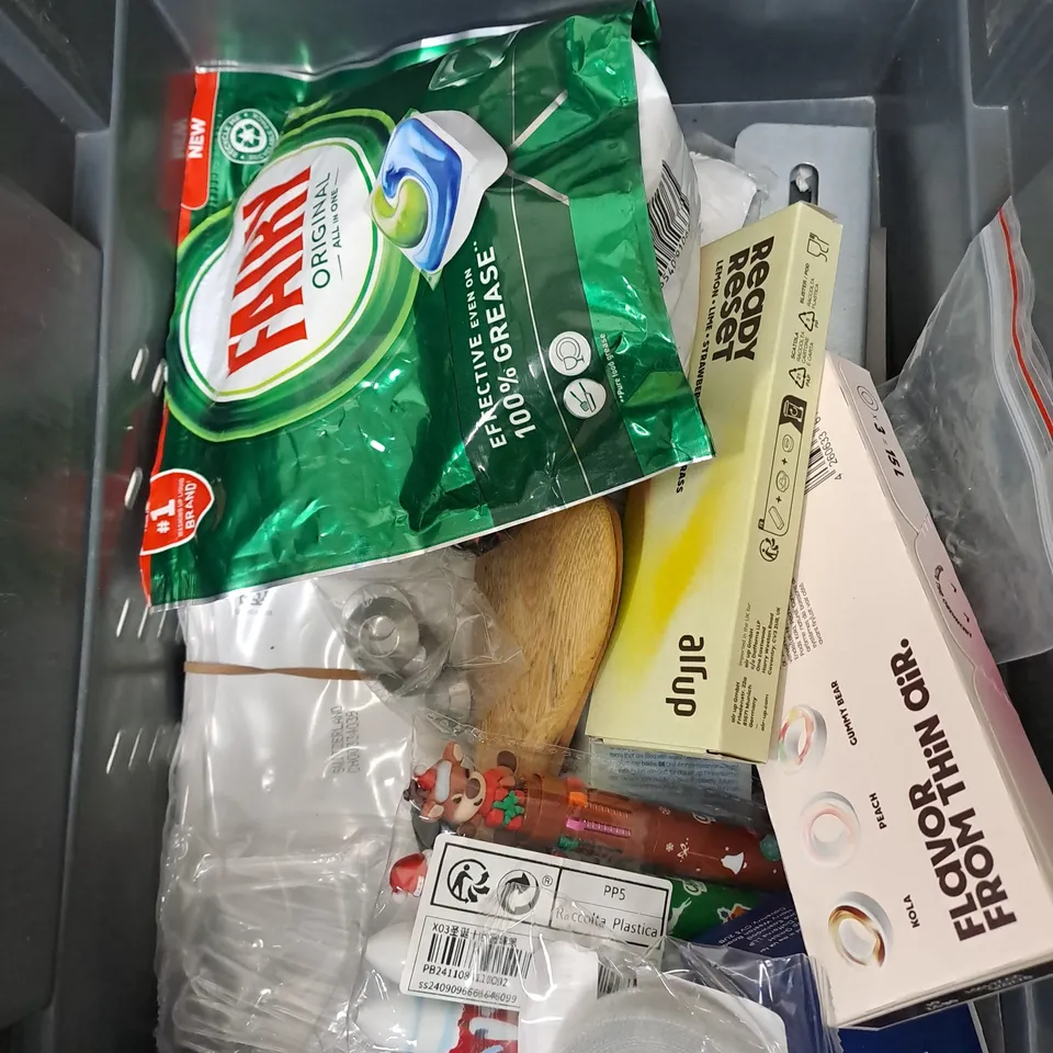APPROXIMATELY 15 ASSORTED HOUSEHOLD ITEMS TO INCLUDE BIN LINERS, SCENTED SACHET AIR UP POD CASE ETC 
