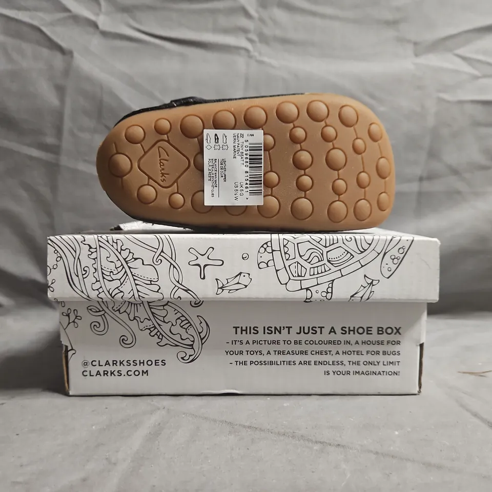BOXED PAIR OF CLARKS TINY BEAT TODDLER SHOES IN NAVY SIZE UK 5