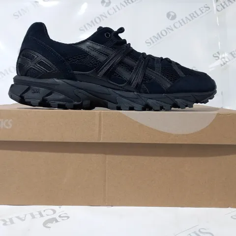 BOXED PAIR OF ASICS SHOES IN BLACK UK SIZE 10