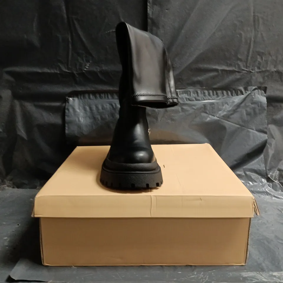 BOXED PAIR OF SIMMI LONDON KNEE-HIGH BOOTS IN BLACK SIZE UK 5