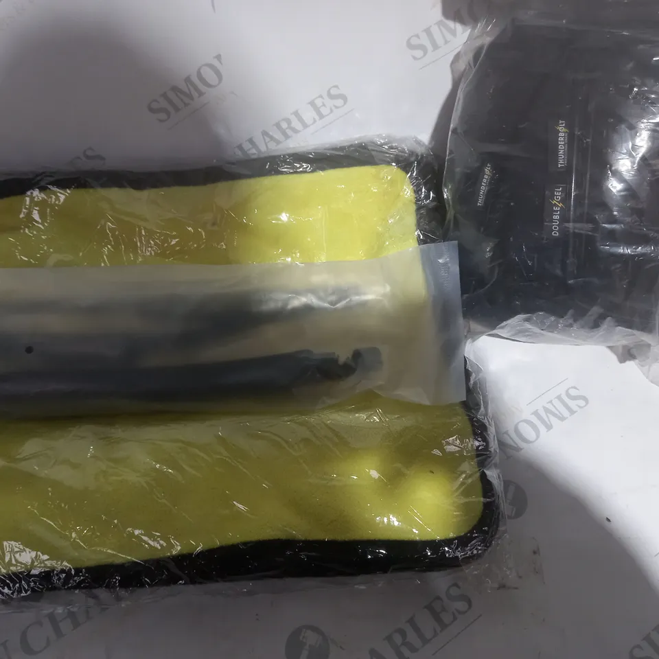 LOT OF ASSORTED ITEMS TO INCLUDE SMALL WINDSCREEN WIPER, KNEE PADS , CLEANING CLOTHS  