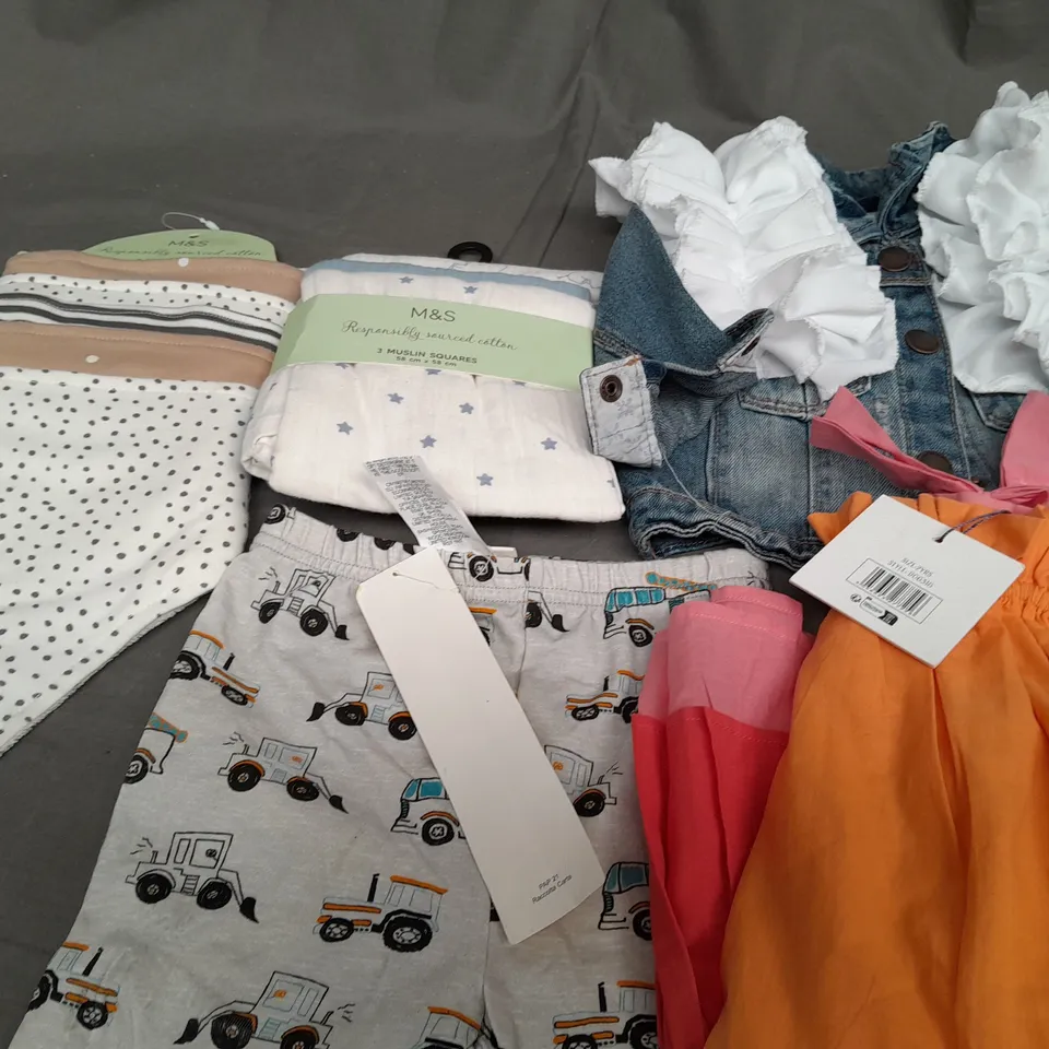 APPROXIMATELY 15 ASSORTED 0-5 YEARS CHILDRENS CLOTHING ITEMS TO INCLUDE - DRESS , MUSLIN SQUARES , DRIBBLE BIBS ETC