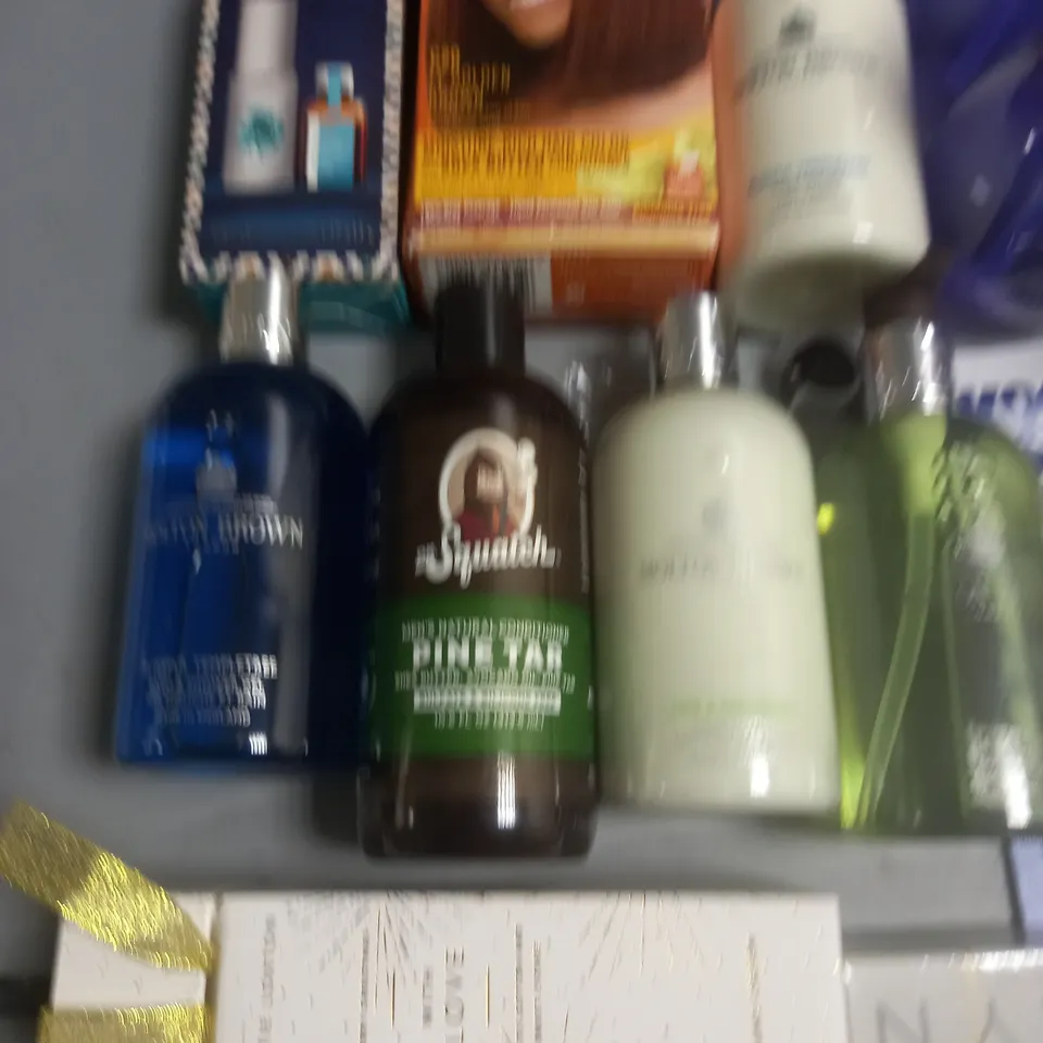 LOT OF APPROXIMATELY 25 ASSORTED HEALTH AND BEAUTY ITEMS TO INCLUDE JOICO K-PAK COLOUR THERAPY, METHOD HAND WASH AND EAROL OLIVE OIL SPRAY