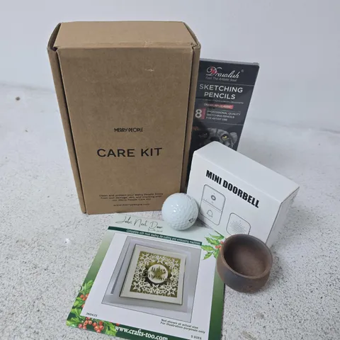 APPROXIMATELY 15 ASSORTED HOUSEHOLD ITEMS TO INCLUDE MERRY PEOPLE CARE KIT, SKETCHING PENCILS, GOLFBALL, ETC
