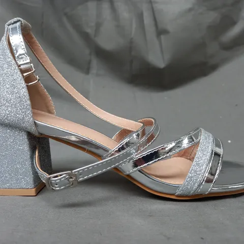 BOXED PAIR OF DESIGNER OPEN TOE BLOCK HEEL SANDALS IN METALLIC SILVER W. GLITTER EFFECT EU SIZE 38