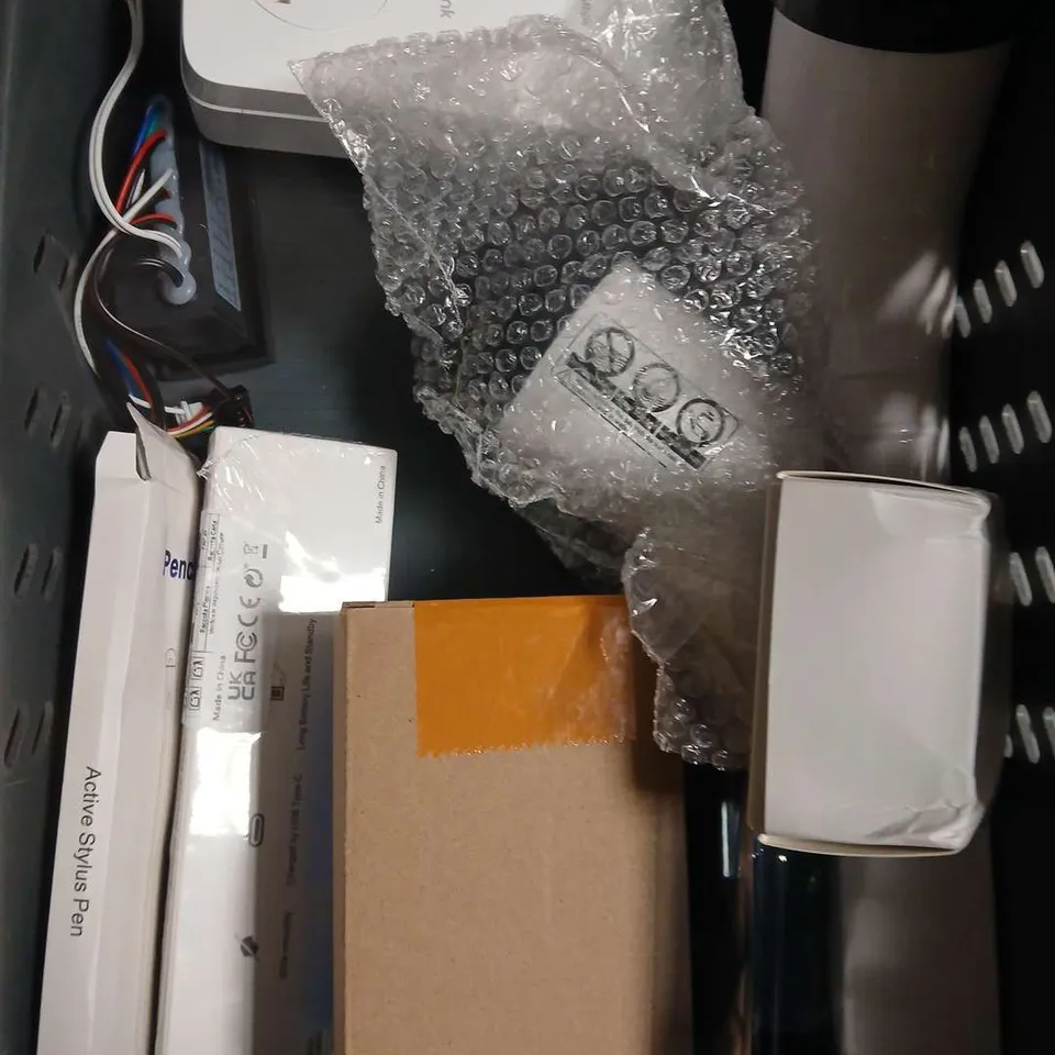 APPROXIMATELY 10 ASSORTED ELECTRICAL PRODUCTS TO INCLUDE WIRELESS SPEAKER, KARAOKE MICROPHONE, VR PROCESSING UNIT ETC