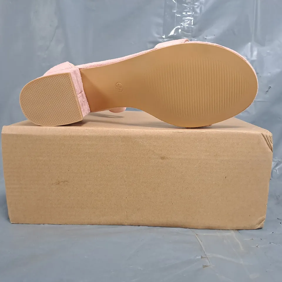 BOXED PAIR OF UNBRANDED OPEN TOE BLOCK HEEL SANDALS IN PINK SIZE 3