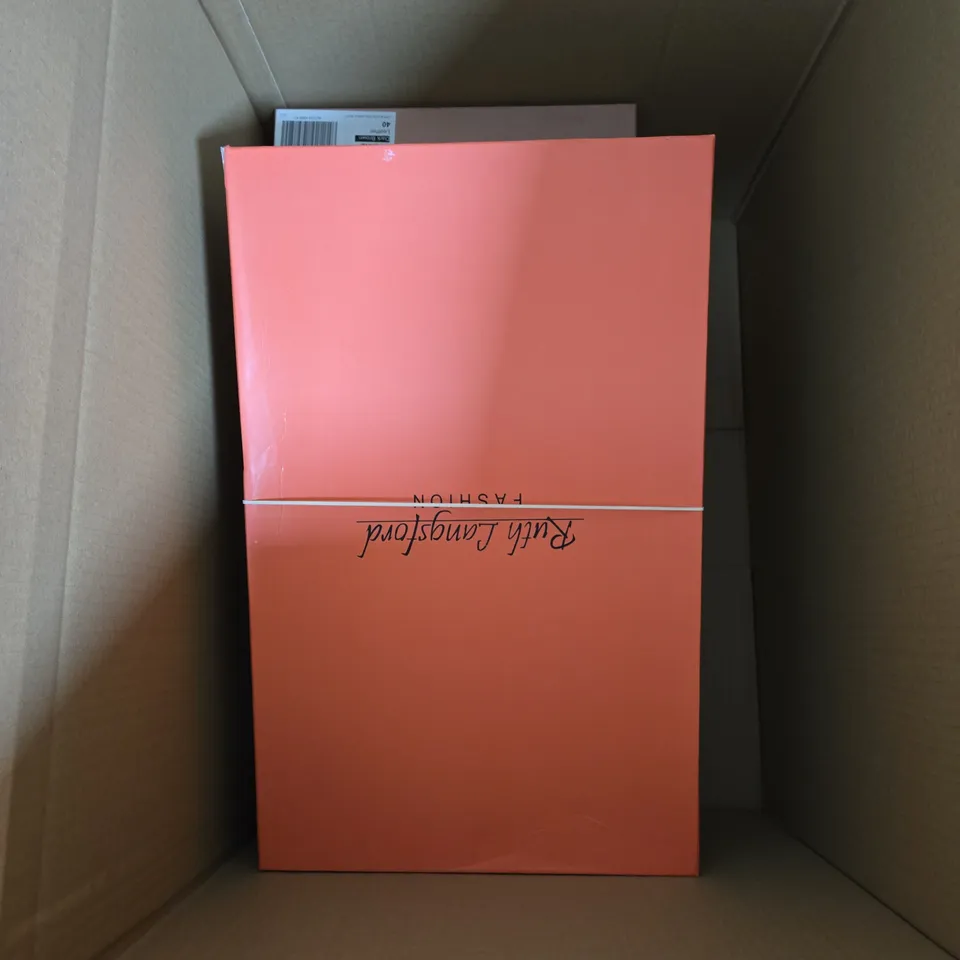 BOX OF APPROX 6 ASSORTED PAIRS OF SHOES IN VARIOUS STYLES, COLOURS AND SIZES