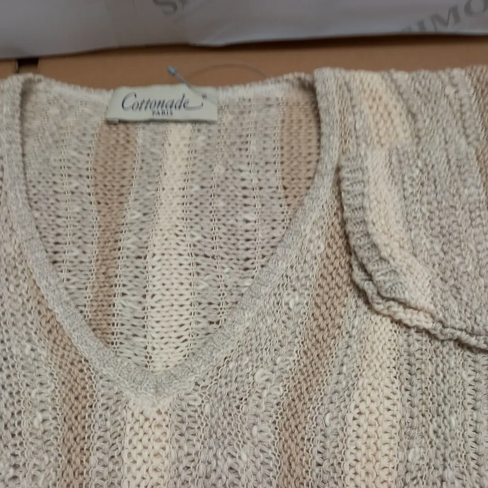 LOT OF APPROXIMATELY 12 COTTONADE TEXTURED KNIT V-NECK JUMPERS IN NATURAL - SIZE UNSPECIFIED