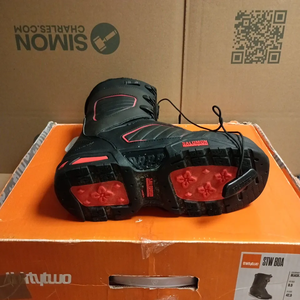 BOXED PAIR OF THIRTYTWO STW BOA SNOWBOARDING BOOTS - 8.5