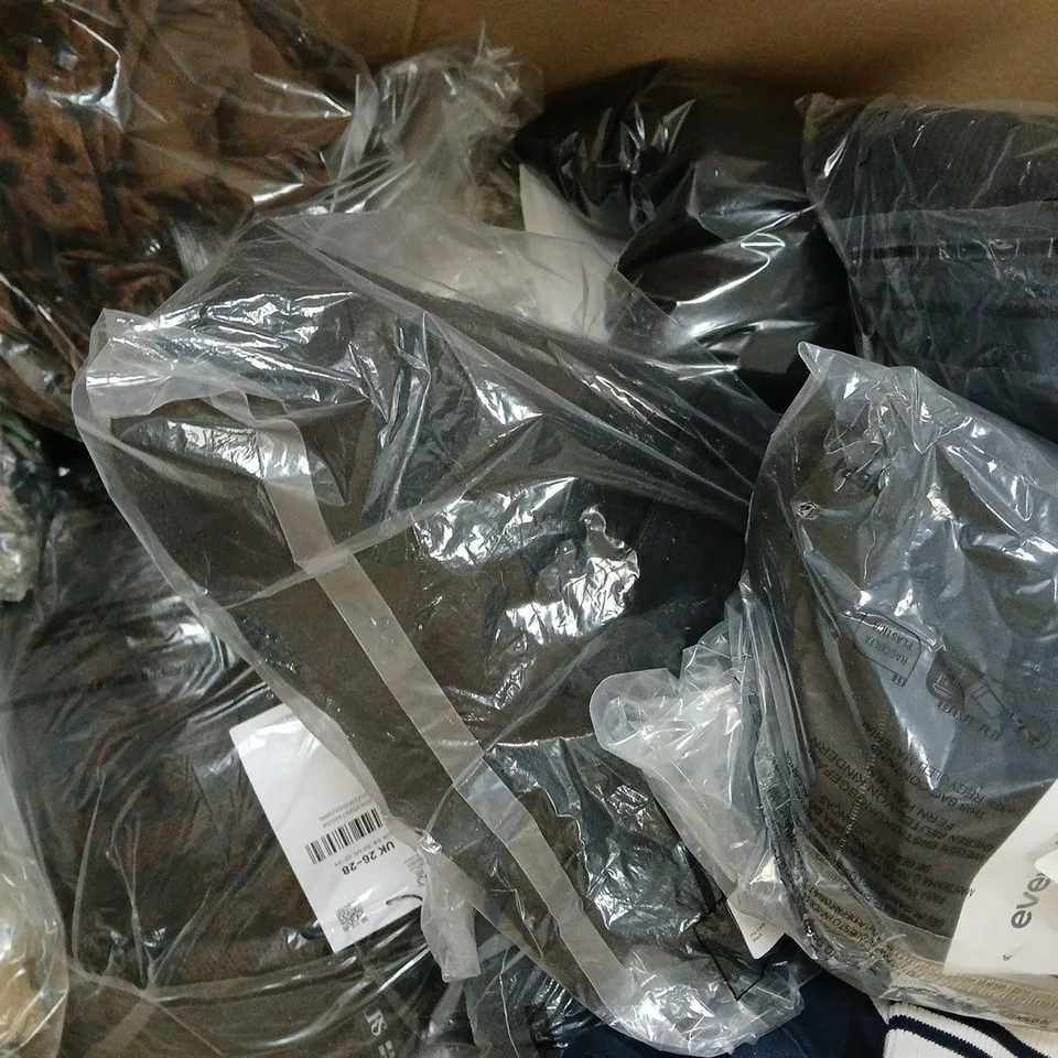 BOX OF APPROXIMATELY 15 ASSORTED HOUSEHOLD AND FASHION ITEMS IN VARIOUS STYLES, SIZES, AND COLOURS, - COLLECTION ONLY