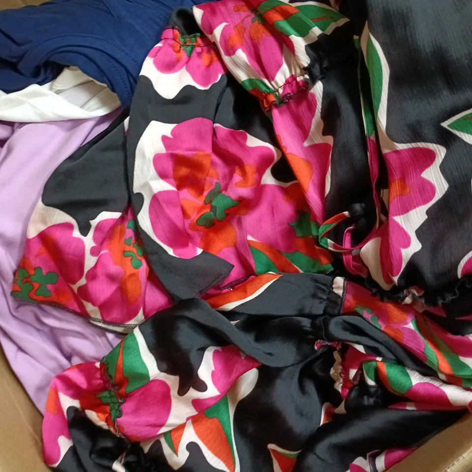 APPROXIMATELY 20 ASSORTED CLOTHING ITEMS IN VARIOUS SIZES, STYLES & COLOURS TO INCLUDE BRANDS SUCH AS RUTH LANGSFORD, KIM & CO, MALISSA J, ETC - COLLECTION ONLY