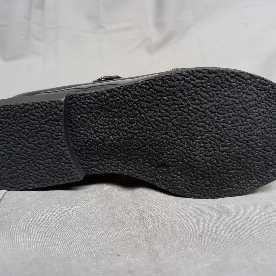 BOX OF APPROXIMATELY 10 LILLEY SHOES IN BLACK. VARIOUS SIZES