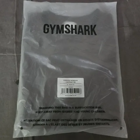 BAGGED GYMSHARK EVERYDAY SEAMLESS CONTRAST TEE – M BODY FIT – BROWN