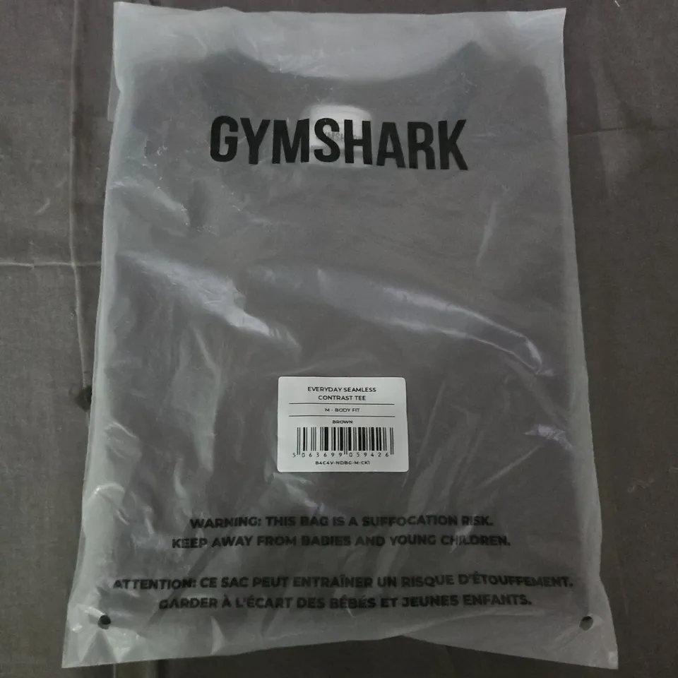 BAGGED GYMSHARK EVERYDAY SEAMLESS CONTRAST TEE – M BODY FIT – BROWN