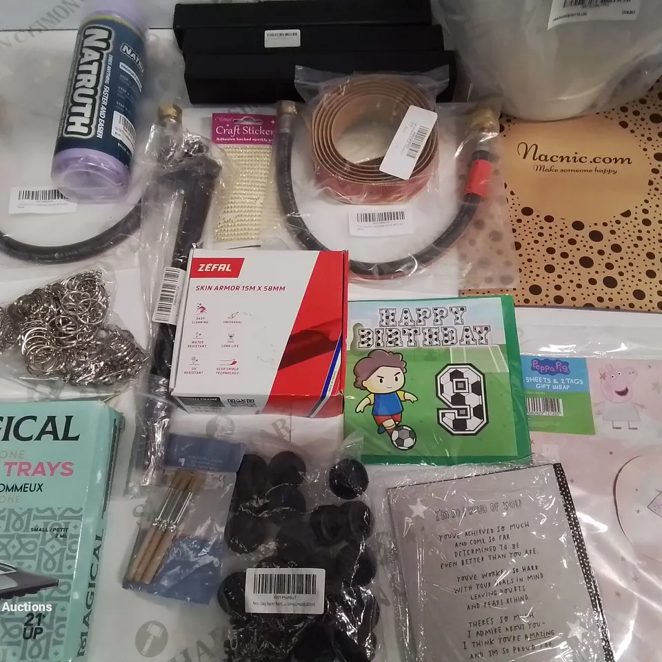 LOT OF APPROXIMATELY 40 ASSORTED BRAND NEW HOMEWARE ITEMS TO INCLUDE ZEFAL SKIN ARMOR, DRYING TOWEL AND GUMMY TRAYS