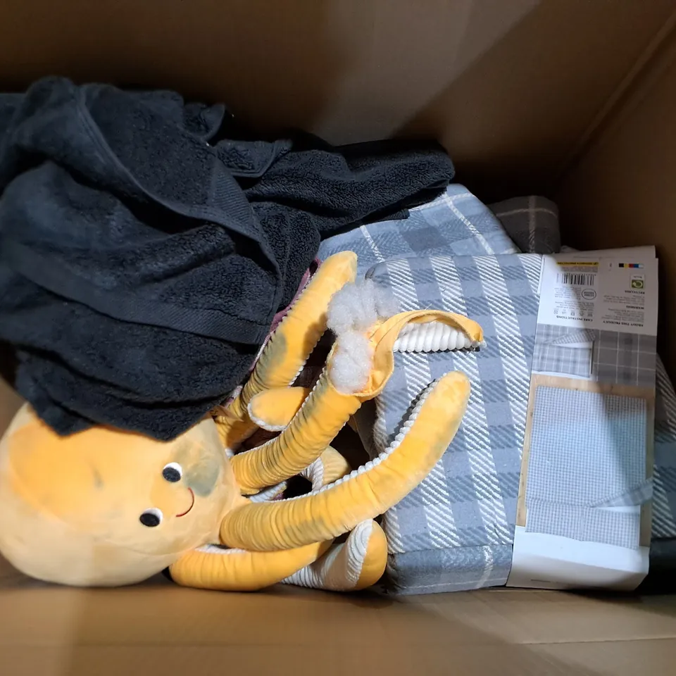 LOT OF APPROXIMATELY 12 ASSORTED BEDDING AND SOFT FURNISHING ITEMS TO INCLUDE FILLED CUSHIONS, POKEMON PONCHO AND DUVET SET