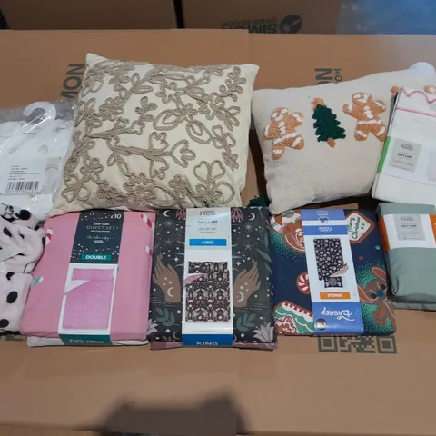 BOX OF APPROXIMATELY 10 ASSORTED BEDDING AND SOFT FURNISHING ITEMS TO INCLUDE - PILLOWCASES - DUVET SETS - FITTED SHEET ETC.