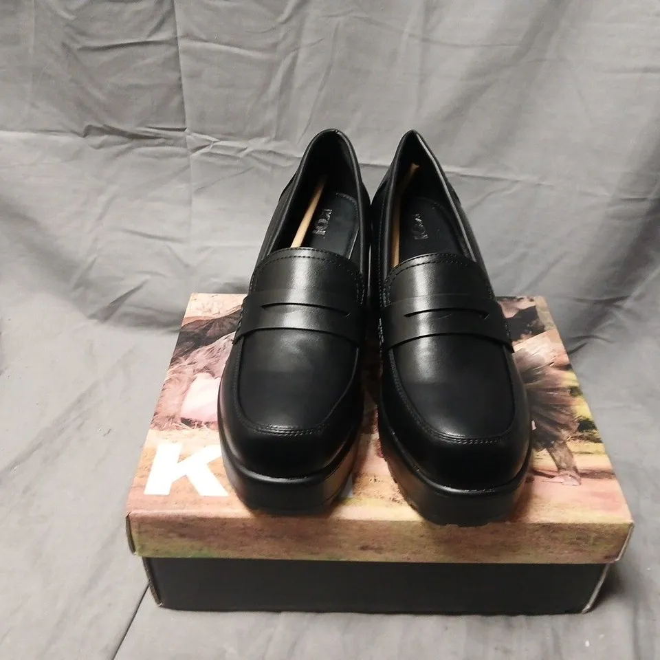 BOXED PAIR OF KOI VIGO CLASSIC CHUNKY SHOES - UK 10
