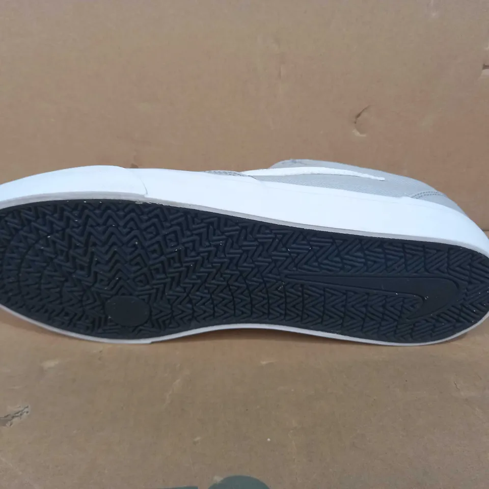 BOXED PAIR OF DESIGNER TRAINERS IN THE STYLE OF NIKE IN GREY UK SIZE 7.5