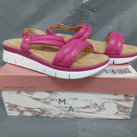 BOXED PAIR OF MODA IN PELLE AEDRIENNE SANDALS IN FUCHSIA SIZE 6