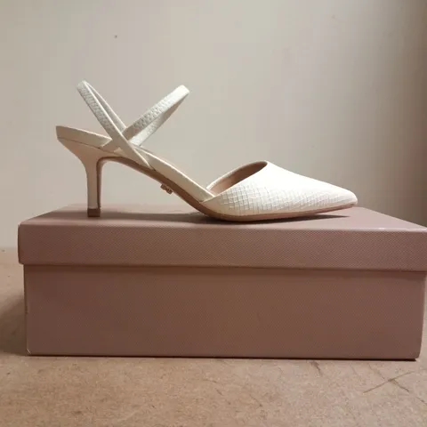 BOXED PAIR OF CARVELA POINTED TOE LOW HEELS IN WHITE SIZE EU 36