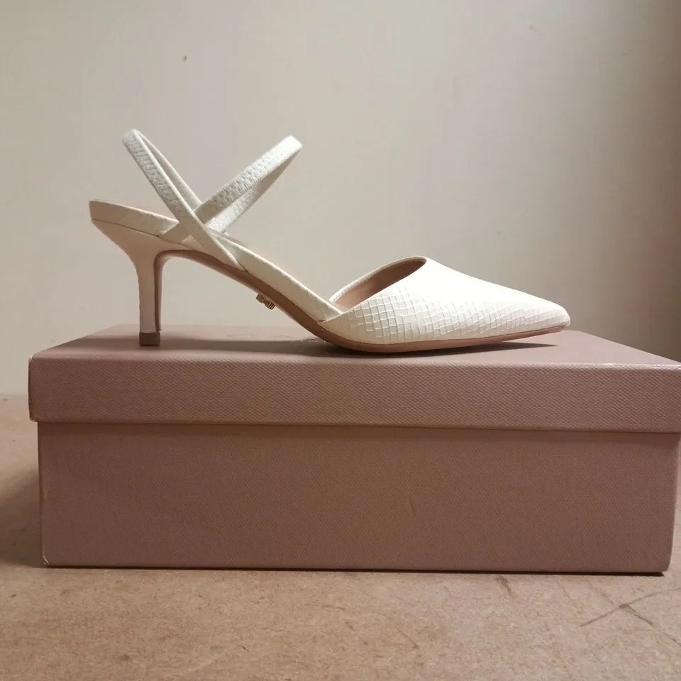BOXED PAIR OF CARVELA POINTED TOE LOW HEELS IN WHITE SIZE EU 36