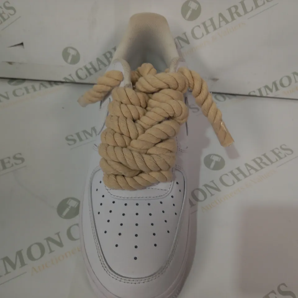BOXED PAIR OF NIKE AIR FORCE 1 '07 SHOES IN WHITE W. ROPE LACE UK SIZE 8.5