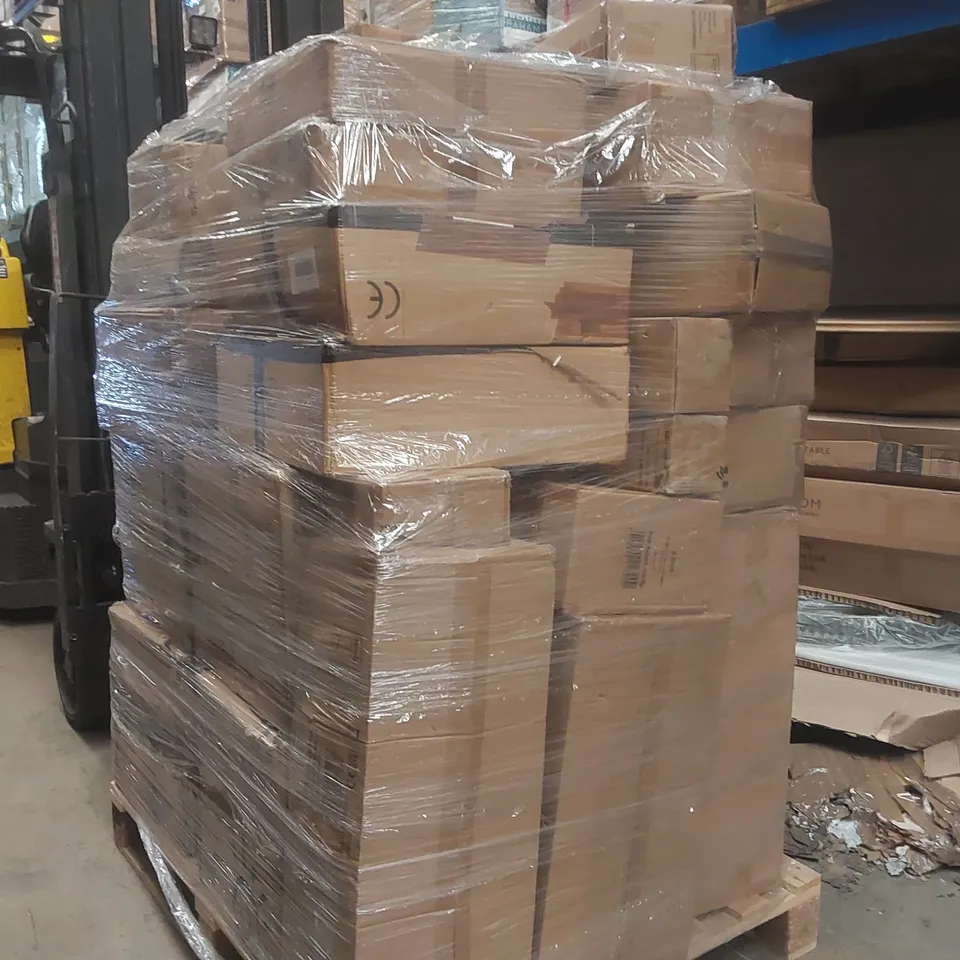 PALLET CONTAINING A VERY LARGE QUANTITY OF ASSORTED LIGHTING PRODUCTS
