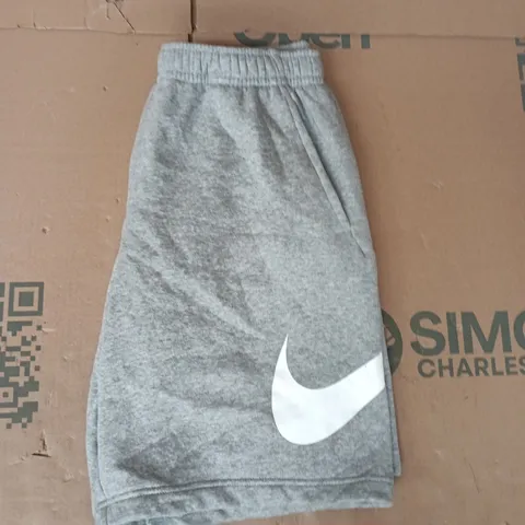 NIKE SHORTS IN GREY/WHITE SIZE MEDIUM