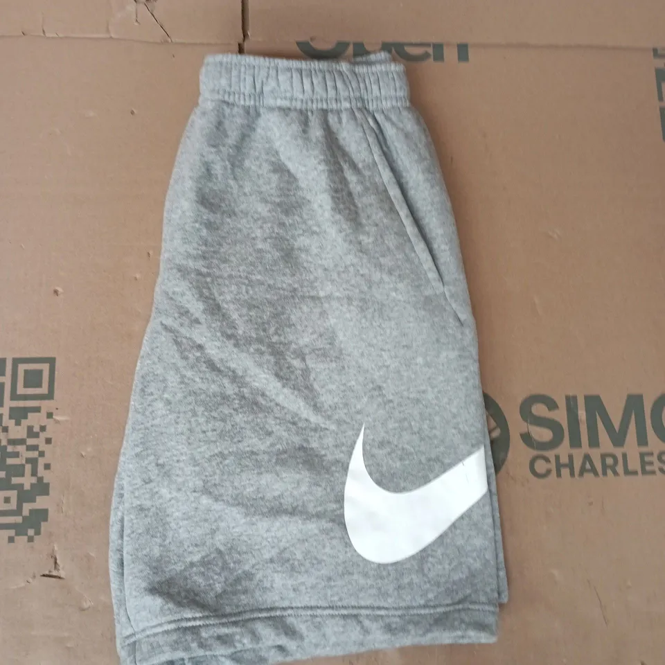 NIKE SHORTS IN GREY/WHITE SIZE MEDIUM