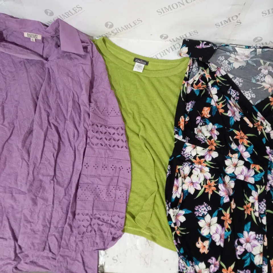 BOX OF APPROXIMATELY 10 ASSORTED CLOTHING ITEMS IN VARIOUS STYLES AND SIZES TO INCLUDE DANNII MINOGUE, KIM & CO, BADGLEY MISCHKA, ETC