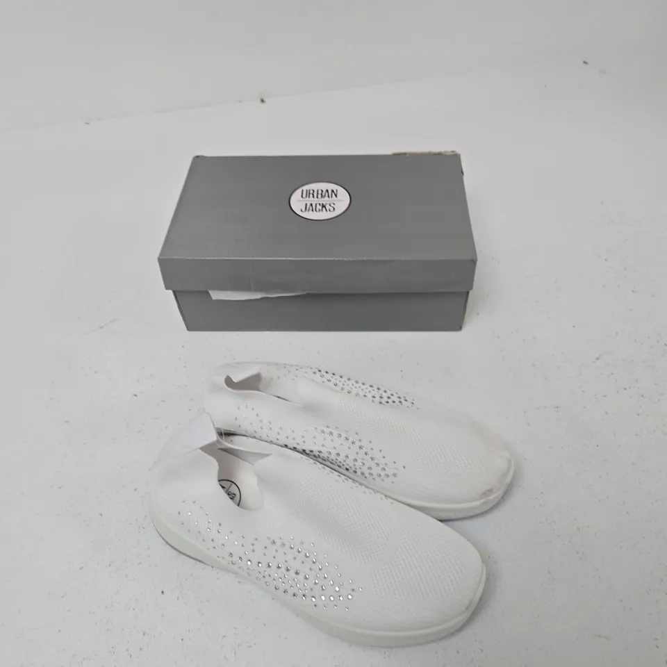 URBAN JACKS NEGRONI WHITE SLIP-ON TRAINERS – UK SIZE 6
