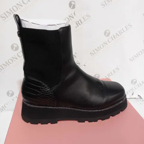 BOXED MODA IN PELLE GERRI LEATHER EMBELLISHED SQUARE TO CHELSEA BOOT - SIZE 7