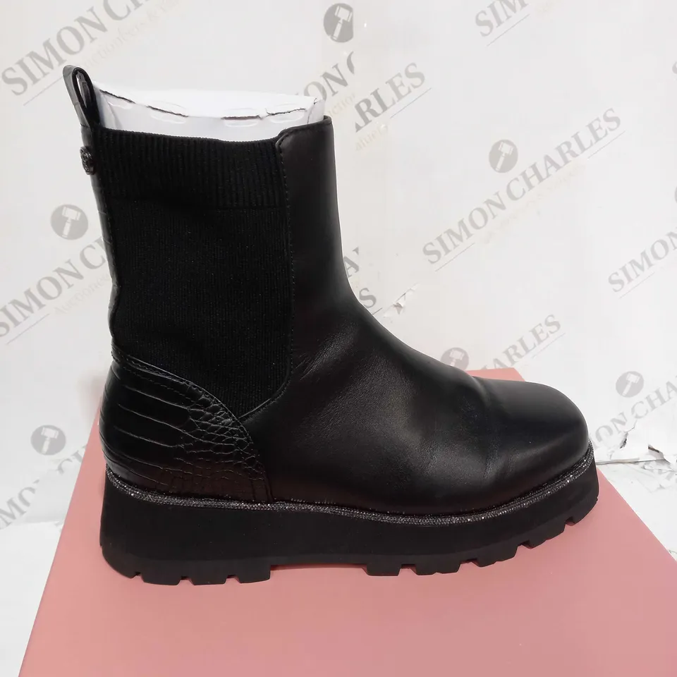 BOXED MODA IN PELLE GERRI LEATHER EMBELLISHED SQUARE TO CHELSEA BOOT - SIZE 7