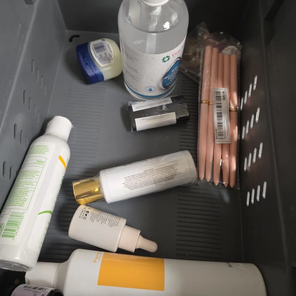 APPROXIMATEY 20 ASSORTED HEALTH AND BEAUTY PRODUCTS TO INCLUDE - THIS WORKS PERFECT LEGS BODY BUTTER - DR SQUATCH SOAP - PRESS ON NAILS - ETC