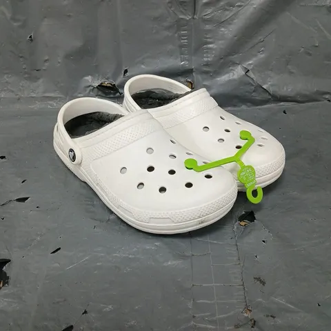 UNBAGGED PAIR OF CROCS CLASSIC LINED CLOG WHITE UK M6/W7