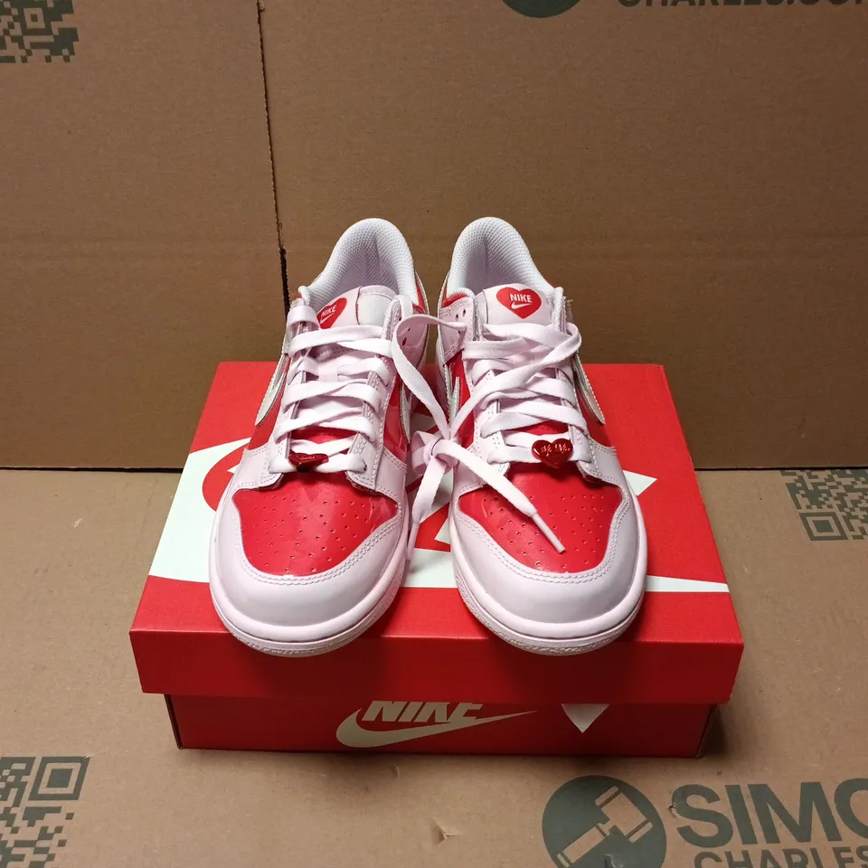 BOXED PAIR OF NIKE KIDS DUNK LOW BE ME TRAINERS IN PINK/RED - UK 4.5